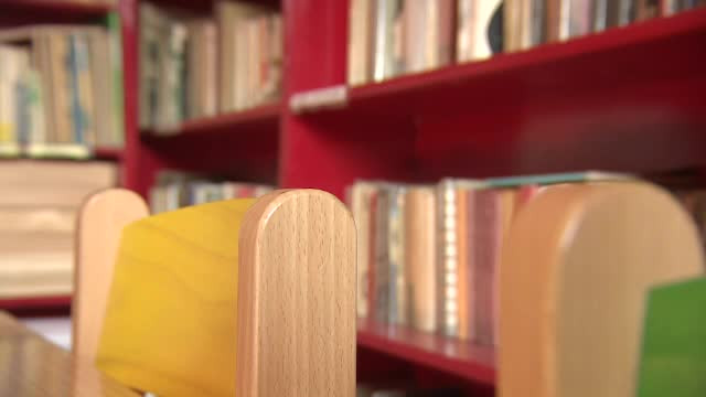 Incident socant intr-o scoala. O invatatoare e acuzata ca le punea copiilor banda adeziva pe gura, daca vorbeau neintrebati