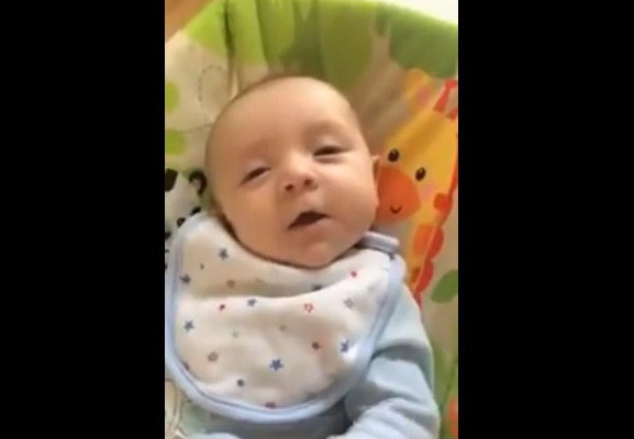 Moment incredibil. Un bebelus a rostit primul sau cuvant la doar 7 saptamani, in timp ce era filmat de mama sa. VIDEO