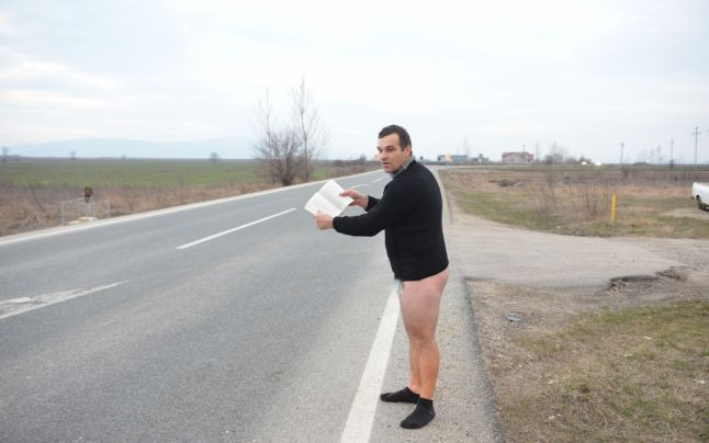 Un barbat dezbracat de la brau in jos s-a plimbat pe E85 citind din cartea parintelui Cleopa, "Manca-v-ar Raiul"