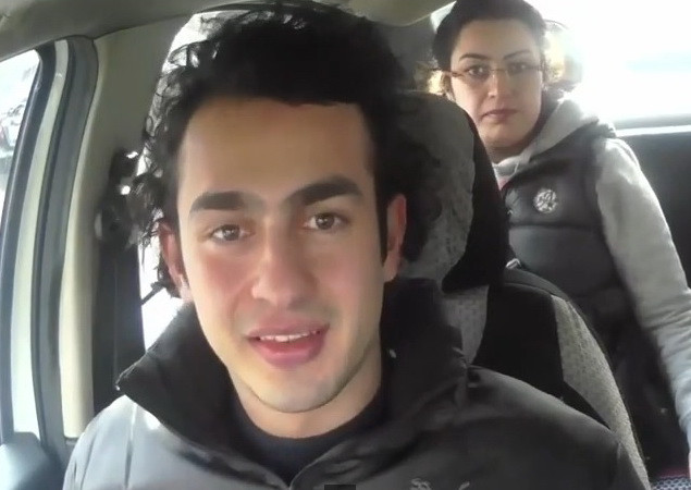 Surpriza uriasa pentru un tanar surdo-mut. Oamenii din cartier au invatat limbajul semnelor pentru a-i transmite acest mesaj