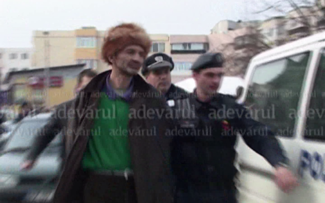 Cel mai prost hot din Romania. Cum s-a dat barbatul de gol in plina strada