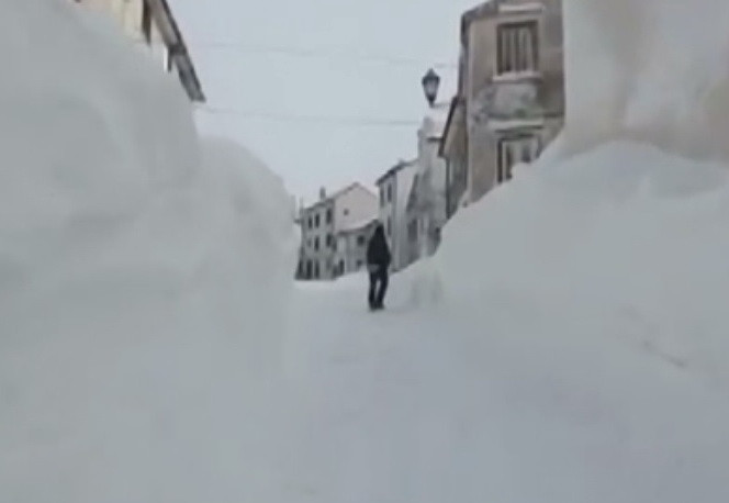 Ninsoare fara precedent intr-o localitate din Italia. Zapada a atins 2,5 metri in doar 18 ore, blocand oamenii in case