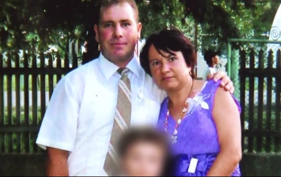 Teroarea in care traiesc o femeie si fiica ei din cauza sotului. Barbatul a dat foc casei, iar acum e de negasit