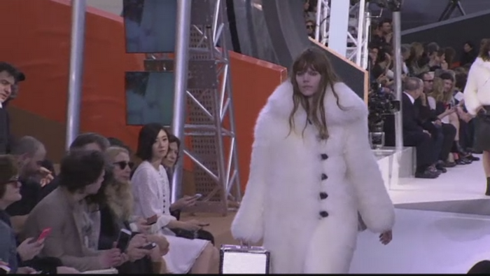 Saptamana modei de la Paris a luat final cu prezentarea colectiei Louis Vuitton. Blana a fost elementul principal