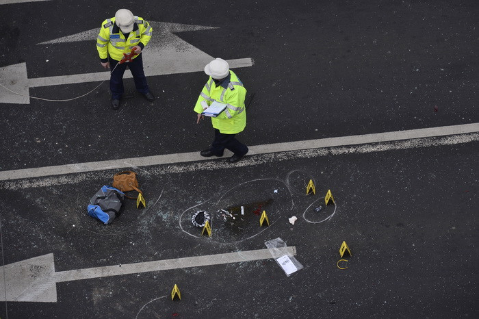 Timis: Doi tineri au murit dupa ce masina in care se aflau s-a ciocnit cu un camion