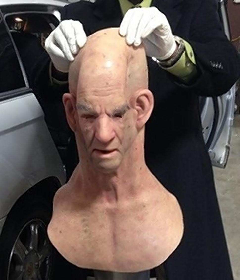 Barbatul din SUA care a jefuit o banca folosind o masca inedita. Socul politistilor cand au vazut cine era in spatele ei