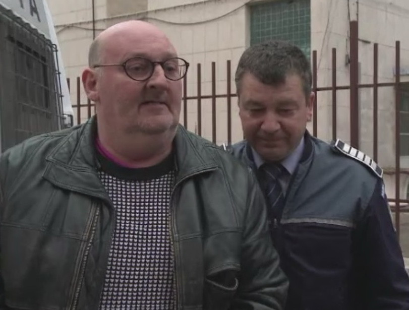 Un olandez stabilit la Sibiu a fost retinut pentru pedofilie. Barbatul ademenea minori cu mancare si haine