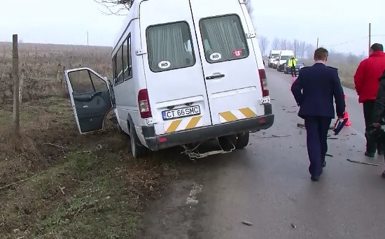Soferul unui microbuz plin cu pasageri a intrat cu autoturismul intr-un copac. O femeie a fost ranita grav