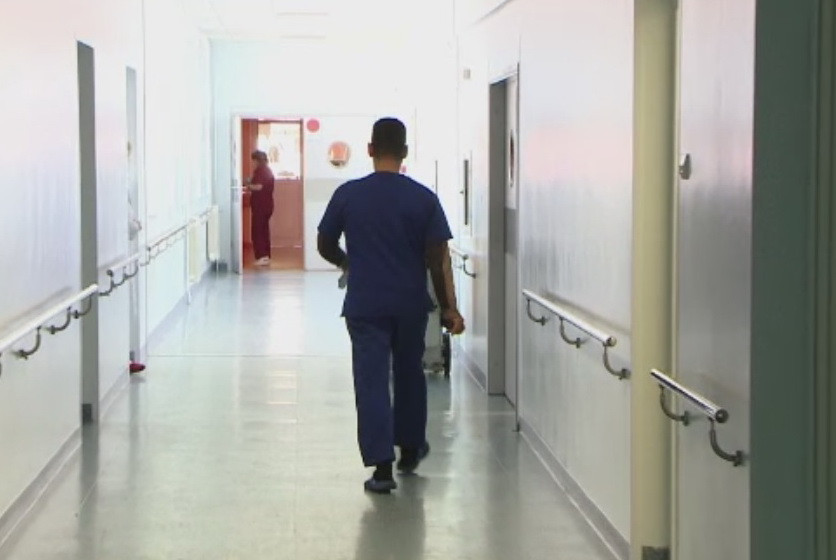 Ancheta la spitalul din Ploiesti. O infirmiera este cercetata disciplinar, dupa ce ar fi sarit la bataie