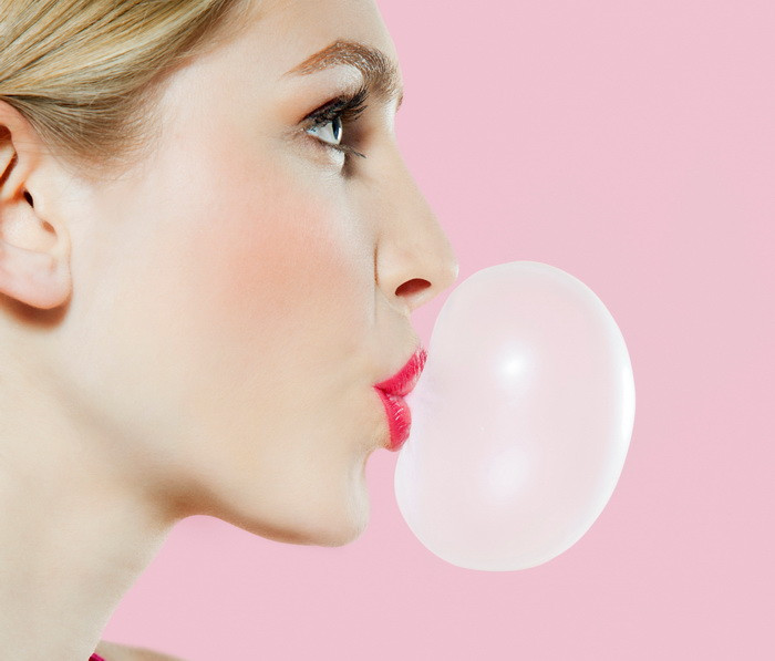 10 mituri alimentare SPULBERATE. Cat timp ramane de fapt guma in stomac si ce efect au carbohidratii asupra siluetei