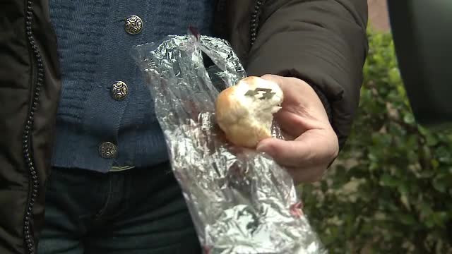 Misterul lamei de ras gasita de o eleva din Arad in cornul primit de la scoala. Firma care l-a livrat reclama o inscenare