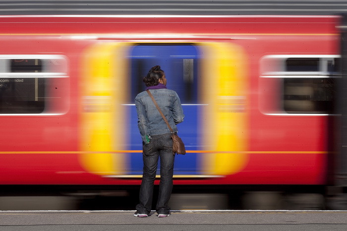 Panica la metroul londonez, dupa ce o femeie s-a blocat in usile unui tren si a cazut pe sine. Marturiile calatorilor