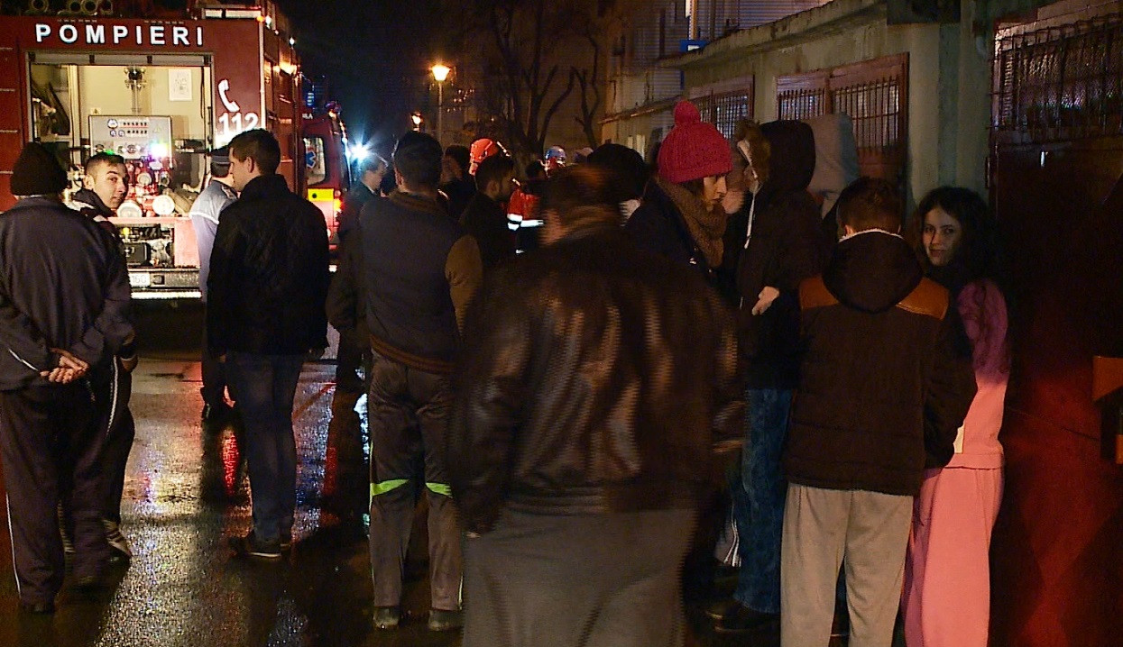 Clipe de groaza pentru locatarii unui bloc din Cluj. S-au trezit invaluiti de un fum des