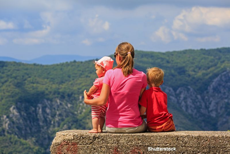 "Plateste unul, pleaca doi" si hotelul cu cazare de 1 euro/noapte. Ofertele puse la bataie la targul de turism de la Romexpo