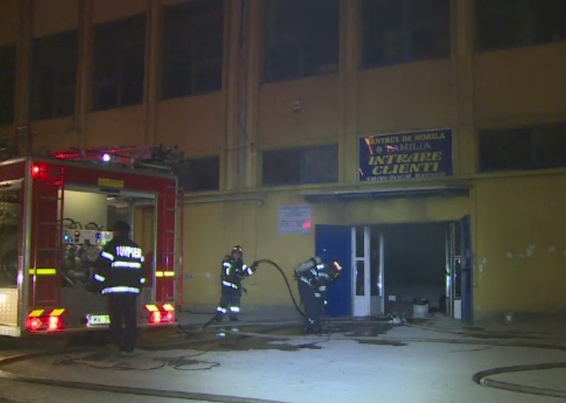 Incendiu puternic la un depozit de mobila din Capitala. Pagube uriase dupa ce flacarile au cuprins 1.000 de metri patrati