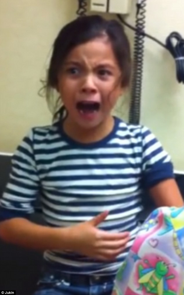 Cum reactioneaza o fetita in cabinetul medical, cand vede acul de seringa. VIDEO