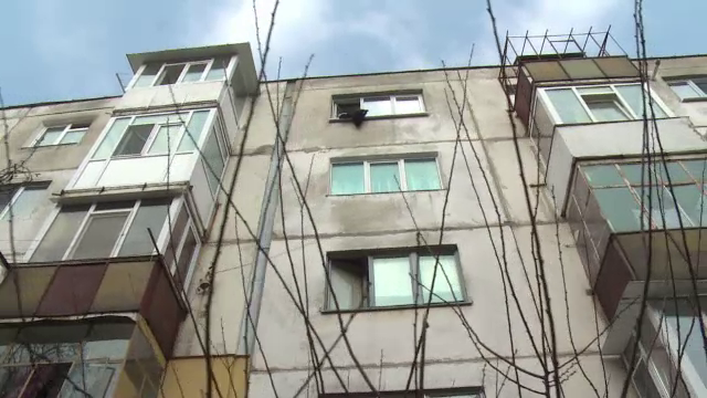 Incident socant la Pitesti, unde un copil de 2 ani a cazut de la etajul 4, dar a scapat cu viata. Unde era mama baietelului