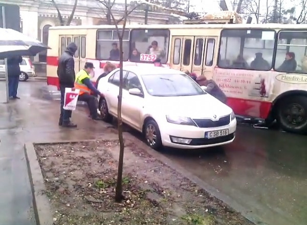 Metoda gasita de cativa moldoveni pentru a face loc in trafic troleibuzului in care se aflau. Ce s-a intamplat cu masina
