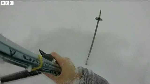 Un turist a stat ingropat in zapada aproape o ora, dar a fost salvat datorita unui bat de schi. Totul a fost filmat