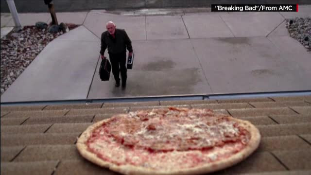 Casa unde a fost filmat serialul "Breaking Bad" este bombardata cu pizza, de fani. Numai ca acolo chiar locuiesc doi soti