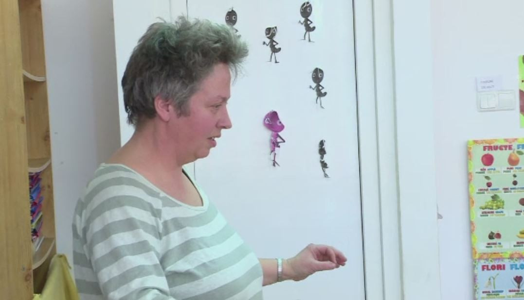 Nemtoaica de 46 de ani care s-a indragostit de tara noastra. Antje ii invata pe copiii din Maramures sa cante la flaut