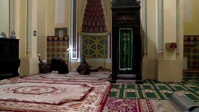 Monumentul istoric Marea Moschee, din Constanta, pe cale sa ajunga o ruina. "In timp ce ne rugam, ne cade vopseaua in cap"