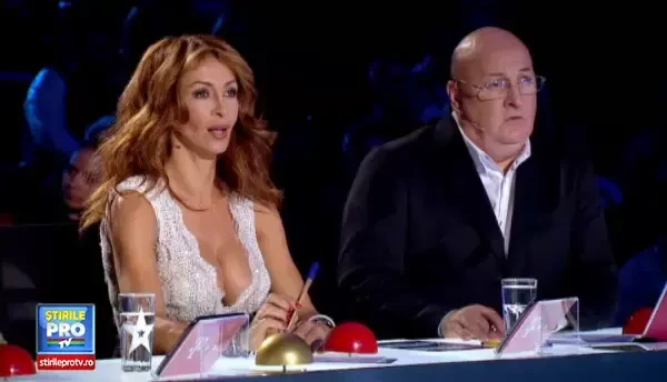 Momente incendiare pe scena de la Romanii au talent. Cine este tanarul pe care l-a sarutat Mihaela Radulescu. VIDEO