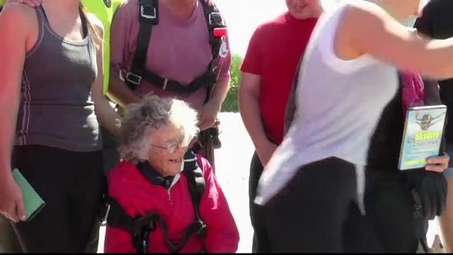 Exista barbati in toata firea care nu au curaj sa faca asta. O femeie a sarbatorit implinirea a 100 de ani sarind cu parasuta