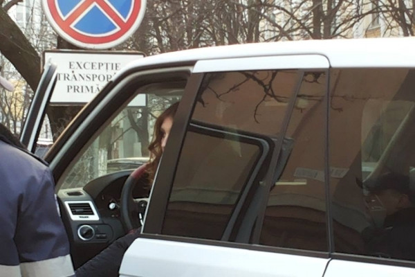 A vrut sa parcheze ilegal, dar a fost prinsa de politie. Cine e vedeta din Republica Moldova care se afla la volan. FOTO
