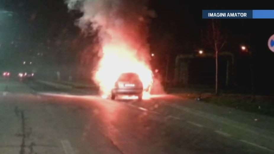O masina a luat foc in trafic, la Arad. Incendiul ar fi pornit de la un scurtcircuit