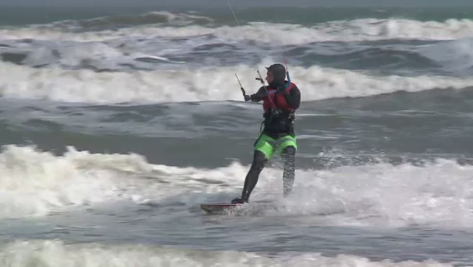 S-a dat startul sezonului de sporturi extreme la Mamaia. Cat cheltuiesc pasionatii de kiting pentru senzatiile tari