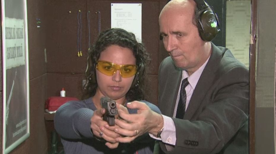 Trasul cu arma in poligon, un hobby tot mai popular in Romania. Ce spun psihologii despre persoanele care aleg acest sport