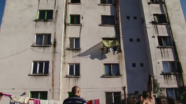 Un copil de 4 ani din Arad a fost la un pas de moarte, dupa ce a cazut de la etajul doi. Baiatul fusese lasat nesupravegheat