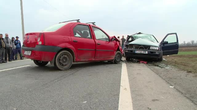 Un barbat a pierdut controlul volanului, a intrat pe contrasens si a izbit frontal o masina. Ce s-a intamplat