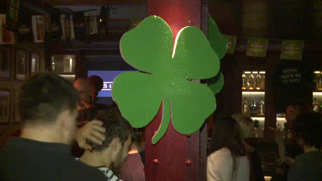 Pub-urile din Capitala, pline de petrecareti. Irlandezii aflati in Bucuresti l-au sarbatorit mai devreme pe Sfantul Patrick