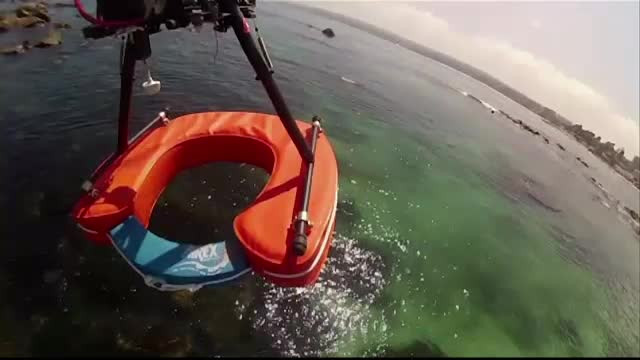 Pe plajele din Chile se testeaza "dronele salvamar". Dispozitivele zburatoare pot lansa un colac si ofera instructiuni