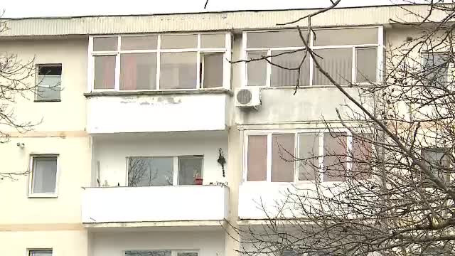 Copilul care a cazut de la etajul 2 a scapat miraculos, fara leziuni interne. Autoritatile considera ca a fost un accident