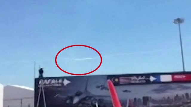 Doua avioane s-au ciocnit in timpul repetitiilor pentru un spectacol aviatic. Un martor a filmat de la sol momentul