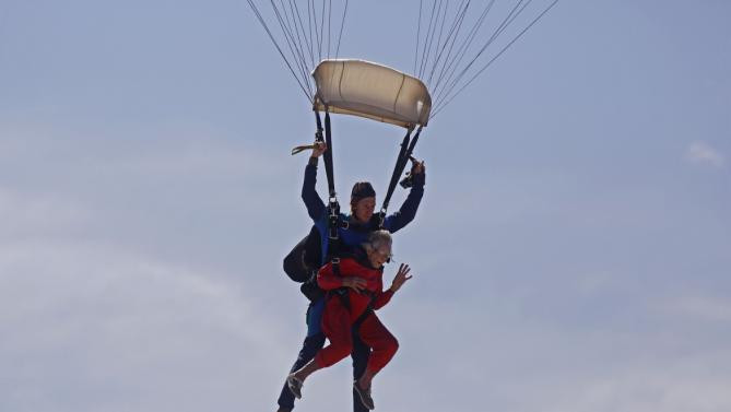 A sarbatorit implinirea varstei de 100 de ani prin intermediul unui salt cu parasuta! VIDEO