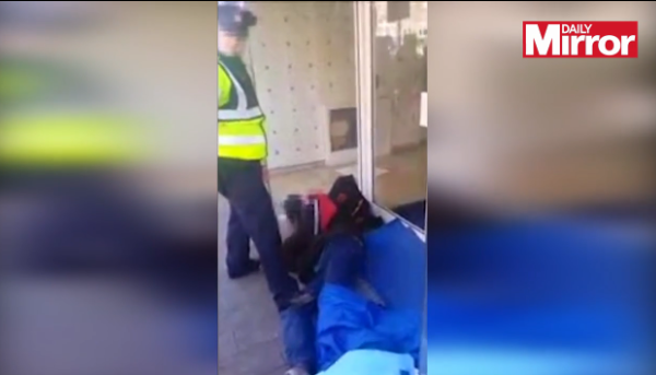 Filmarea care a starnit revolta pe Facebook. Tratamentul pe care un politist i l-a aplicat unei persoane fara adapost