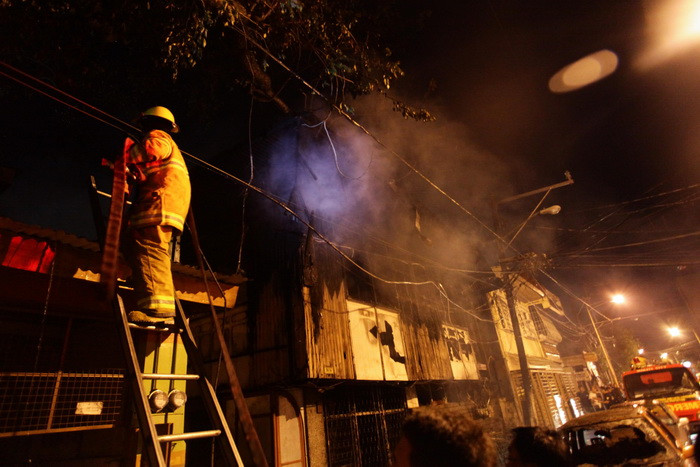 Selfie in fata unei cladiri in flacari, in care 17 persoane au murit. Comportamentul socant al unor pompieri rusi