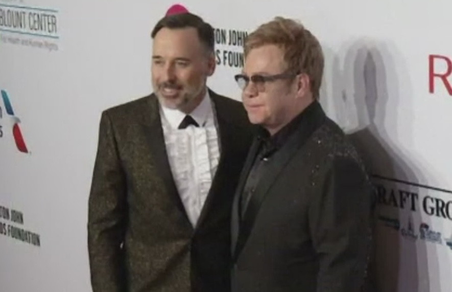 Elton John, furios pe designerii Dolce&Gabbana: "Cum indraznesti sa-i numesti sintetici pe copiii mei?"