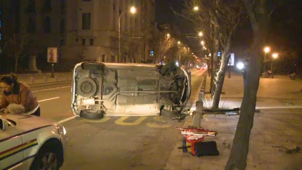 Accident inexplicabil in centrul Capitalei. O femeie si-a rasturnat masina: "Bai, spui ca ai vrut sa eviti un caine"