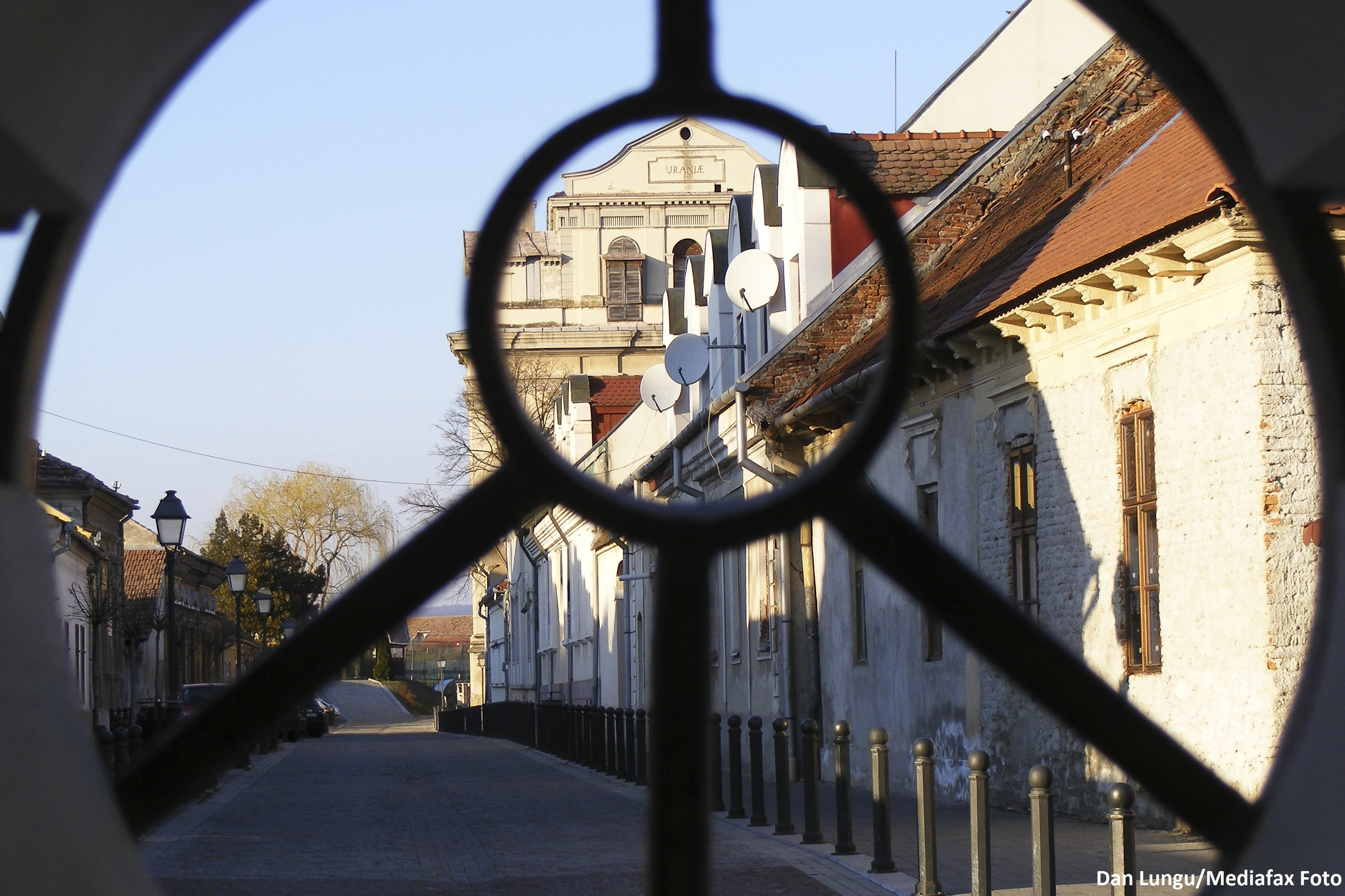 Statuile de un milion de euro puse in Cetatea Alba Iulia sunt furate pe bucati. Din telescop, a mai ramas doar trepiedul