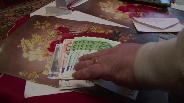 Doi batrani din Hunedoara au ramas fara 2.000 de euro pe care au sperat sa-i dubleze usor. Metoda prin care au fost inselati