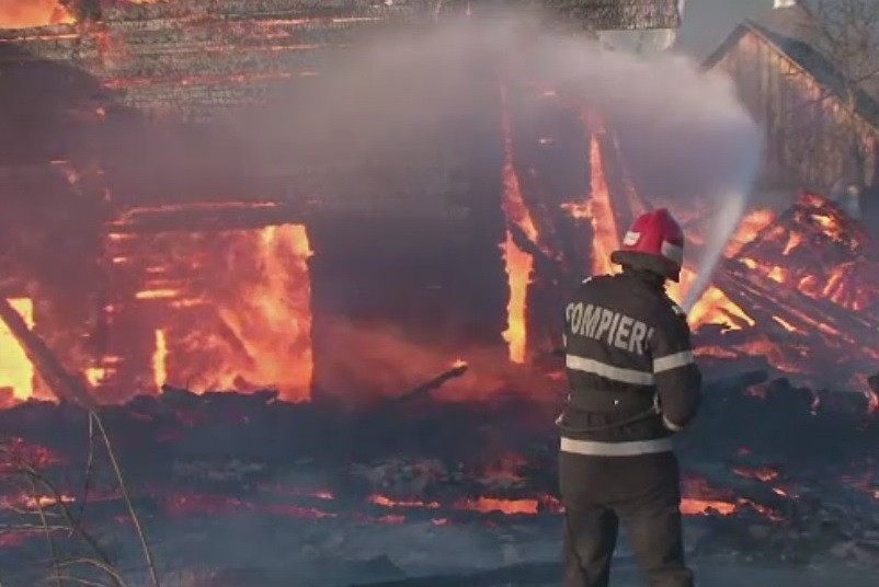 O familie de romani din Germania a ramas fara casa din Floresti, dupa ce a fost mistuita de un incendiu puternic