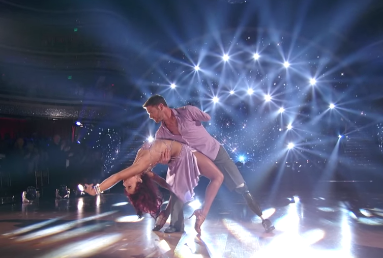 Un fost soldat care si-a piedut o mana si un picior in Irak a demonstrat ca tot e iti trebuie e ambitie. Dansul sau e uluitor