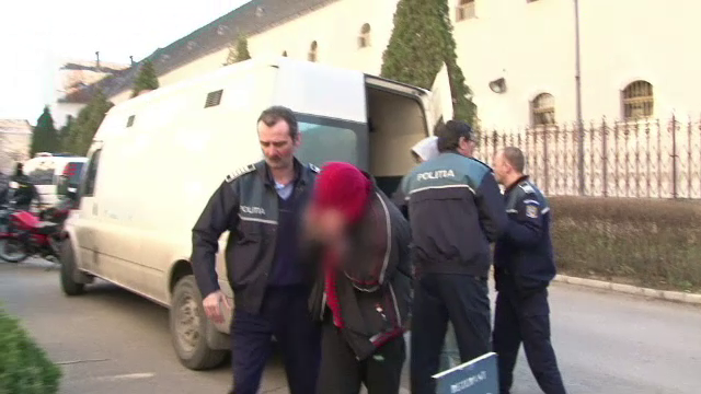 Patru tineri din Hunedoara, arestati in cazul atacului cu un cocktail Molotov, petrecut luna trecuta langa Deva