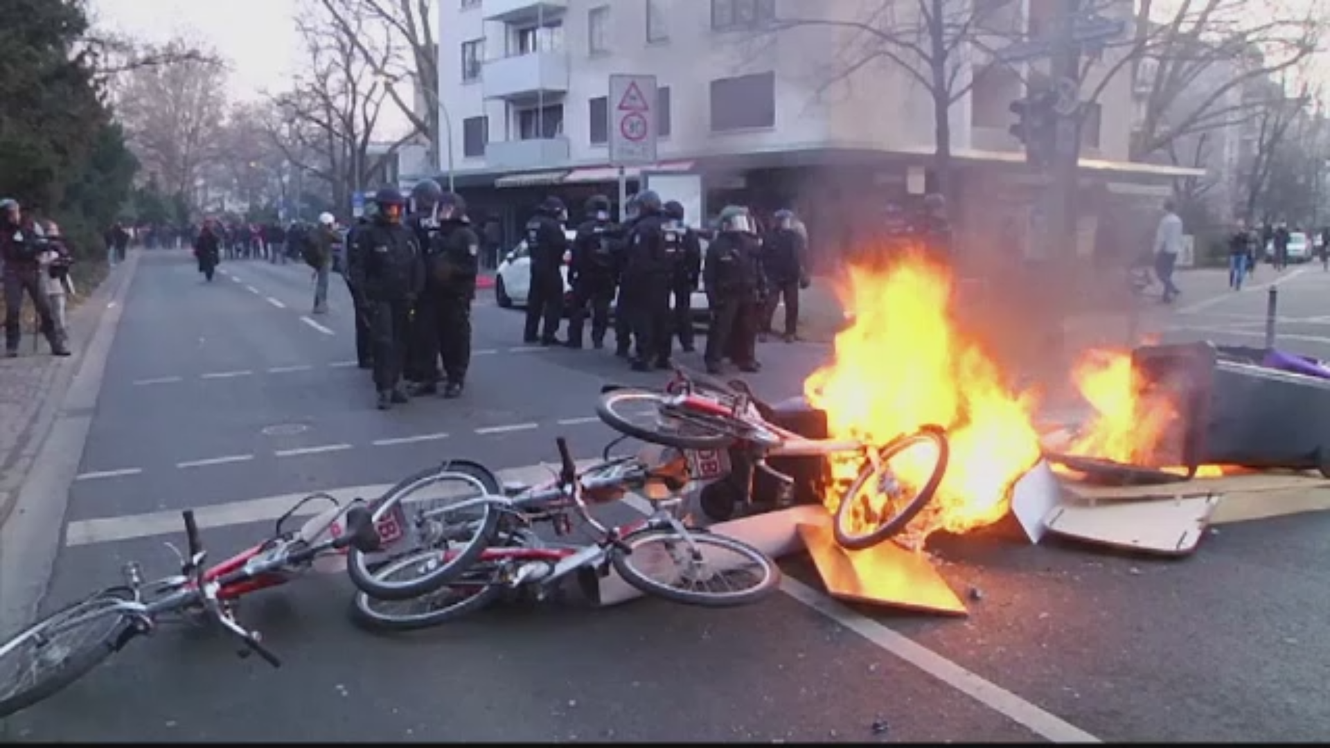 Protest cu zeci de raniti si sute de persoane arestate in Germania. Politistii au folosit gaze lacrimogene si tunuri cu apa