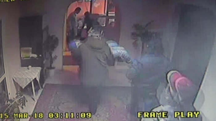 Ancheta de amploare in cazul copilului din Galati cazut de la etaj. Ce pedeapsa risca mama lui